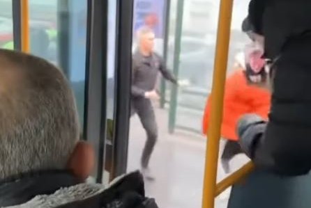 Íslenskt par náðist á myndband ráðast á strætóbílstjóra