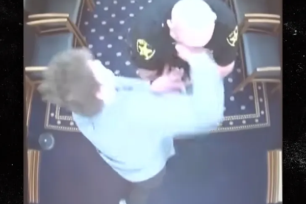 Reyndi að flýja eftir dóminn og réðst á lögreglumenn