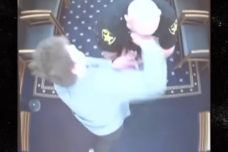 Reyndi að flýja eftir dóminn og réðst á lögreglumenn