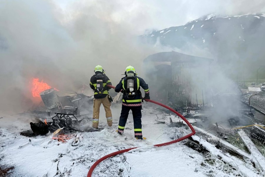 Eldur lagði skemmu í rúst á sama tíma og fjögur sjúkraútköll bárust
