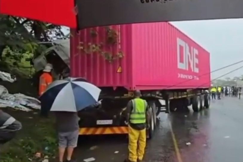 Að minnsta kosti 11 látnir í hörðum árekstri vörubíls og smárútu