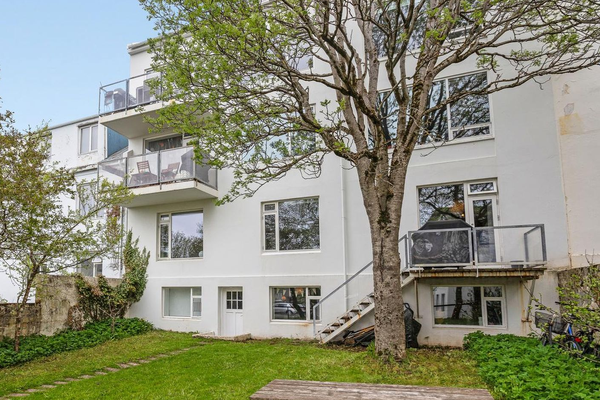 Listrænn stjórnandi selur fallega íbúð