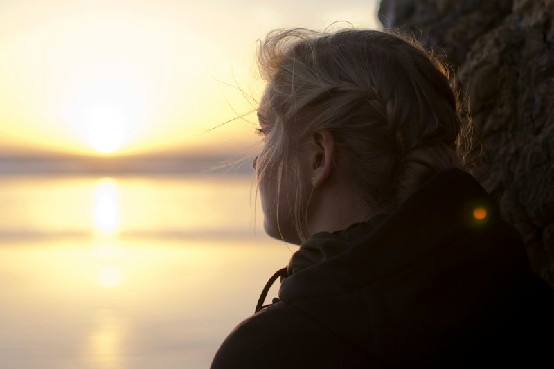 Kona að hugsa
