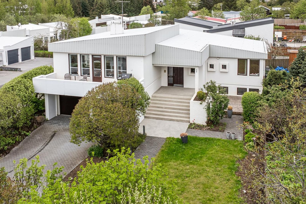 Selja tíu herbergja einbýli í Reykjavík