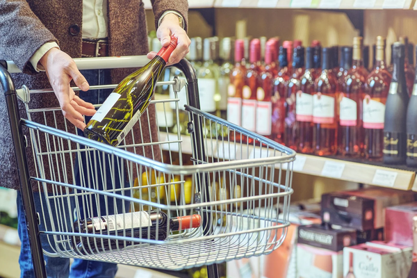 Á að leyfa öðrum en ÁTVR að selja áfengi í smásölu?