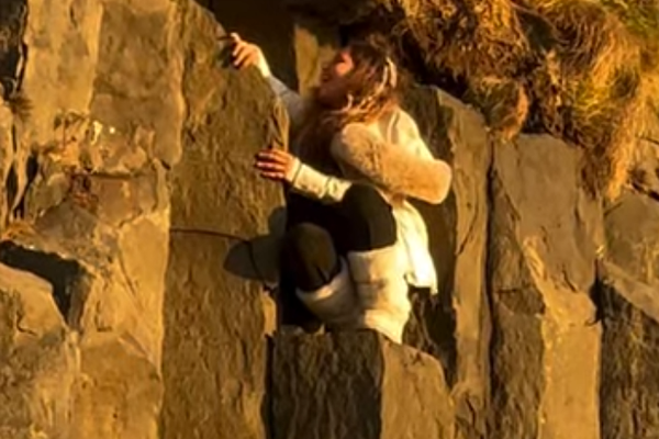 Myndaði ferðalanga klífa stuðlaberg