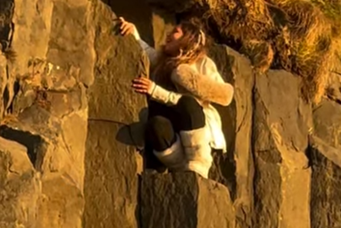 Myndaði ferðalanga klífa stuðlaberg