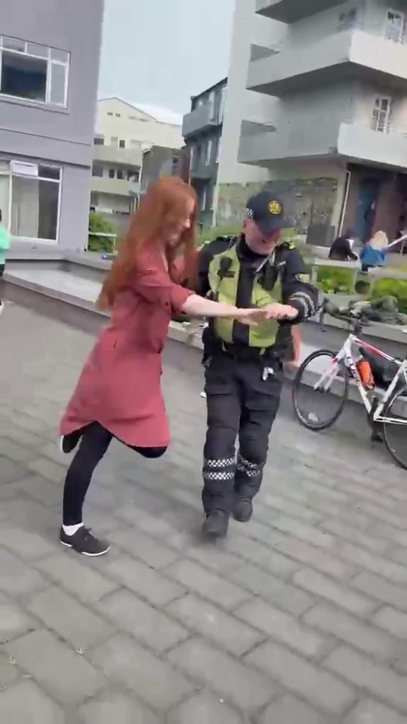 Dansandi lögga
