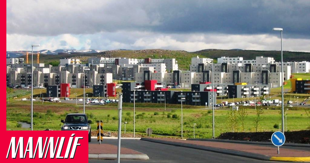 Maður með stóran steikarhníf á leikskóla