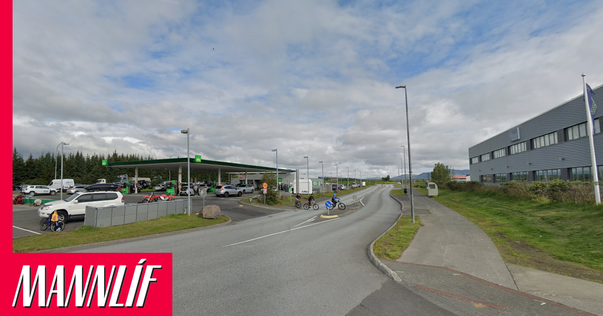 Sjö fluttir á slysadeild eftir að bíl var ekið á ljósastaur