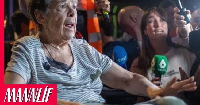87 ára borin út á sjúkrabörum