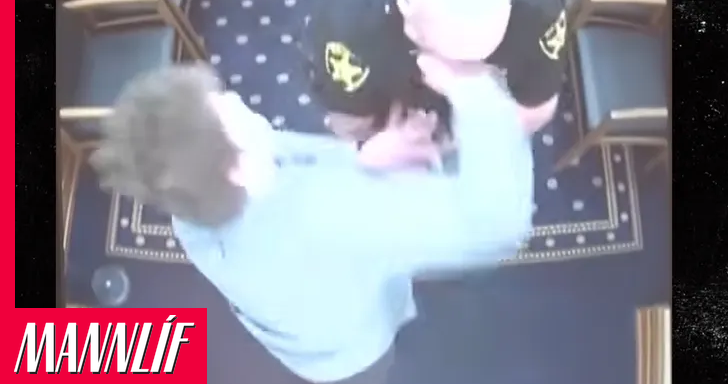 Reyndi að flýja eftir dóminn og réðst á lögreglumenn
